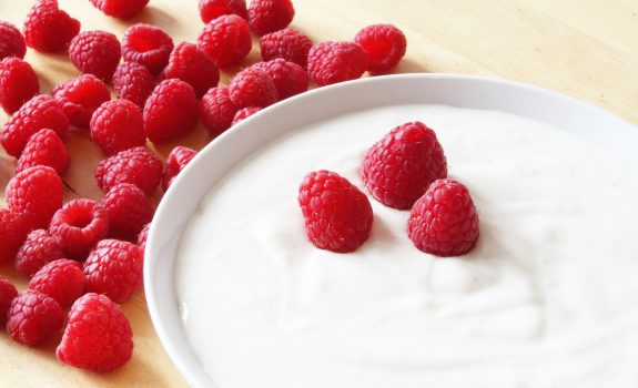 Je yoghurt of kwark op deze gezonde manieren zoeter maken
